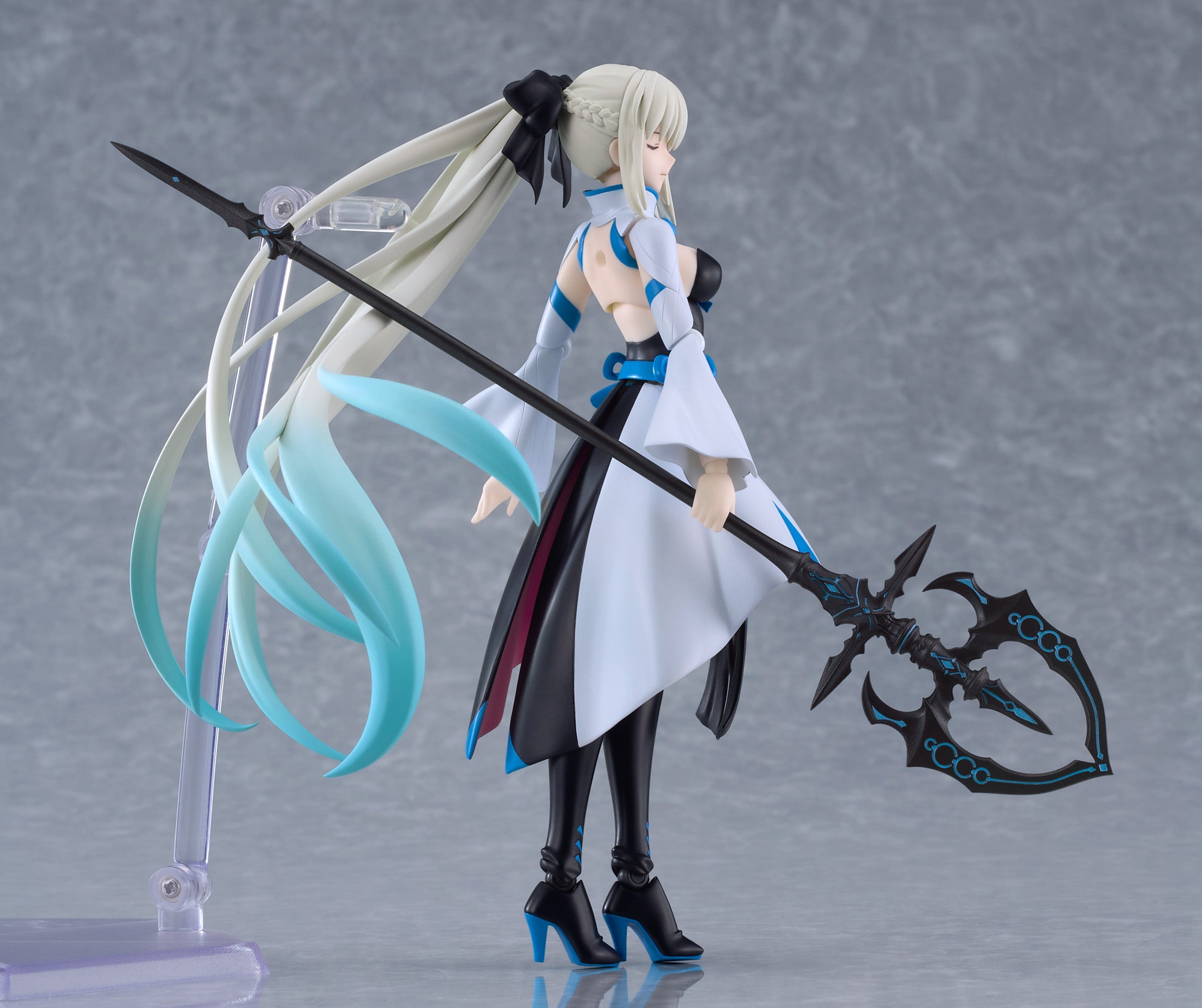 妖精女王駕到!《 FGO 》 figma 「 Berserker / 摩根」明日起開放預購,豐富配件重現第一再臨丰采