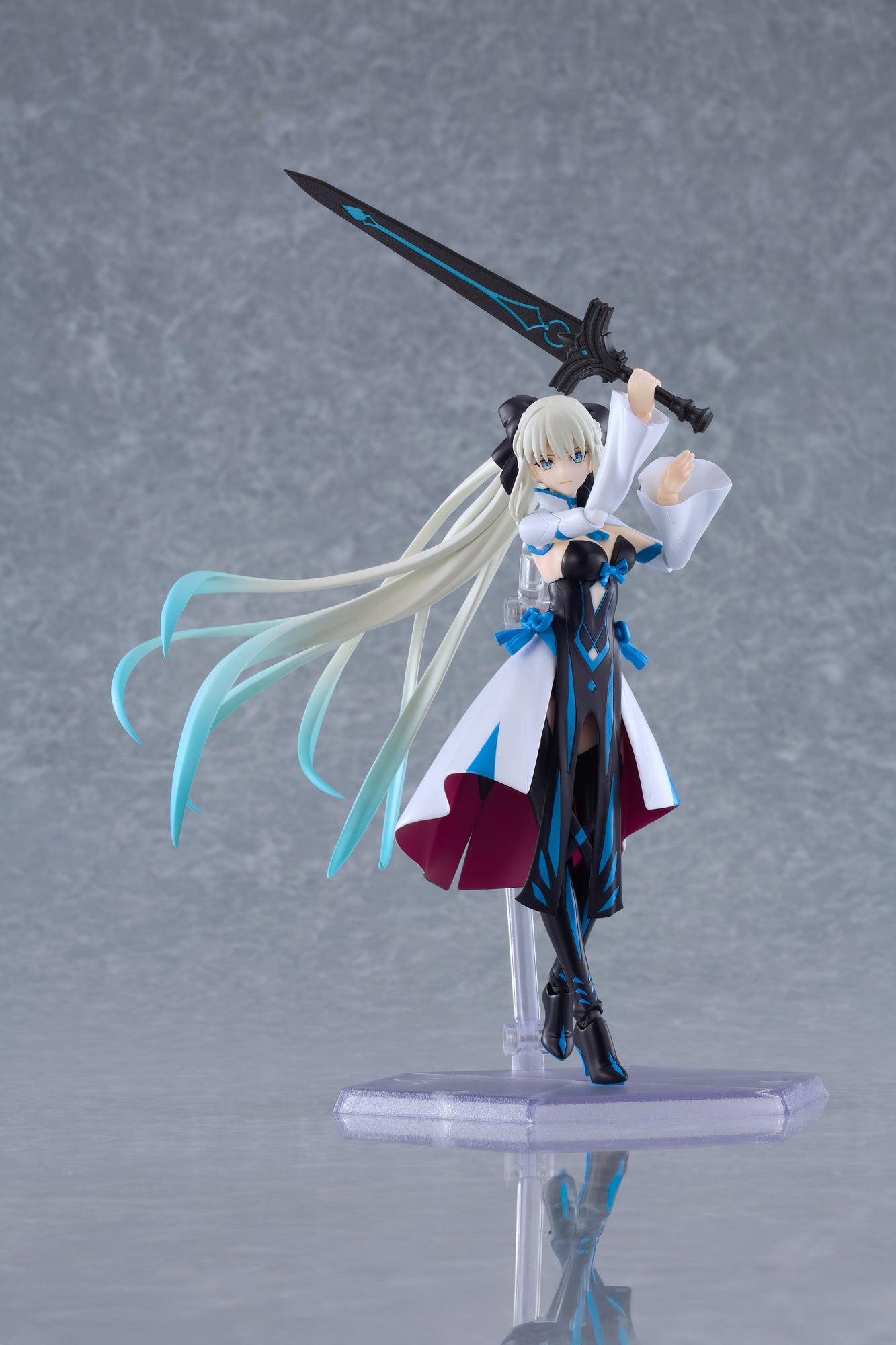 妖精女王駕到!《 FGO 》 figma 「 Berserker / 摩根」明日起開放預購,豐富配件重現第一再臨丰采