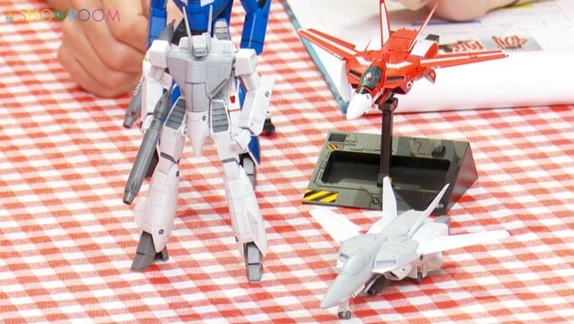 WAVE開發《超時空要塞》VF-1D模型 附麥克斯與米莉亞小人偶