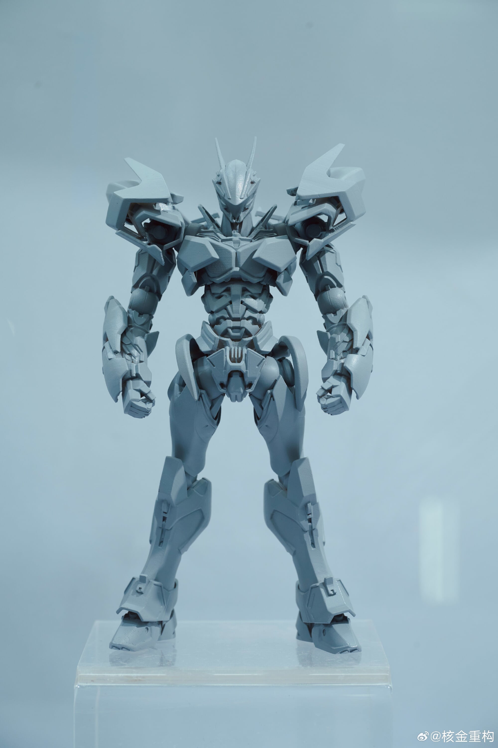 核金重構公開《刺鋒 RX-12》機甲灰模 銳利幾何線條展現機械連動